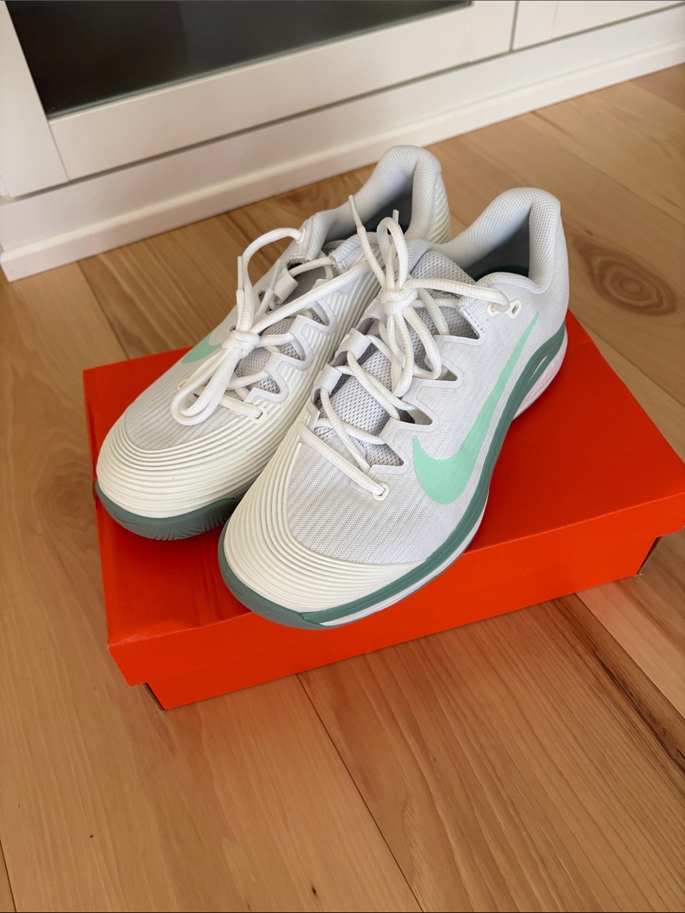 NEW in box Nike Zoom Vapor 12 women’s tennis court shoes- White/Mint/Cannon 10